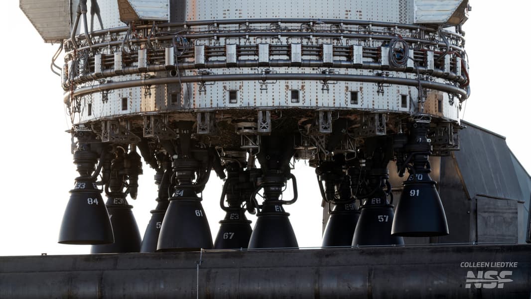 Starship Super Heavy нового поколения с двигателями Raptor 3 установили на стартовую площадку - 1 Starship Super Heavy нового поколения с двигателями Raptor 3 установили на стартовую площадку - 1