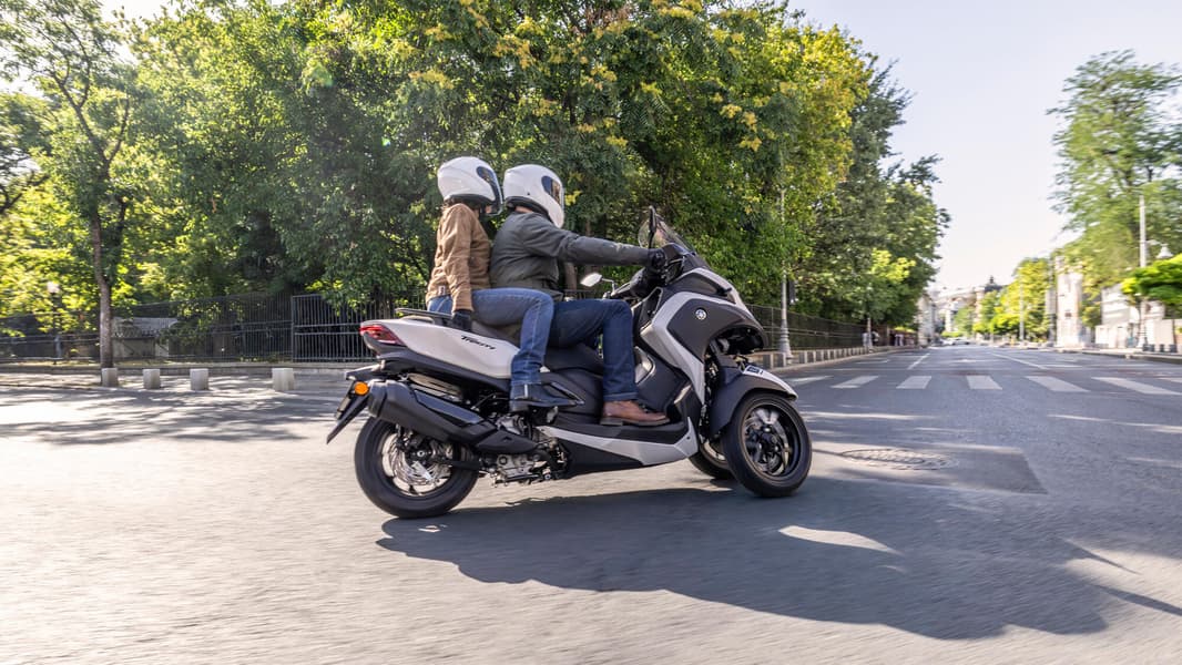 Представлен Yamaha Tricity 300 — первый в мире серийный скутер с подушкой безопасности - 2 Представлен Yamaha Tricity 300 — первый в мире серийный скутер с подушкой безопасности - 2