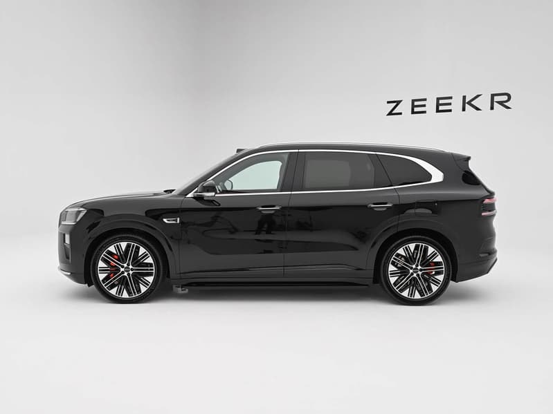900 вольт, 70 кВтч, 5 лидаров, запас хода 1416 км и мощность 1400 л.с. — от 447 тыс. юаней (5,2 млн рублей). Zeekr 8X вышел на рынок - 2