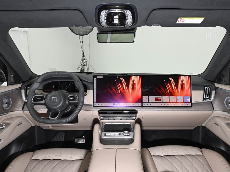 900 вольт, 70 кВтч, 5 лидаров, запас хода 1416 км и мощность 1400 л.с. — от 447 тыс. юаней (5,2 млн рублей). Zeekr 8X вышел на рынок - 4