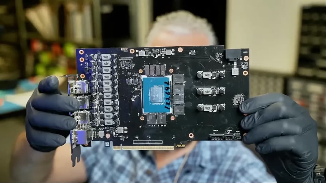 Пользователь решил улучшить охлаждение видеокарты Asus TUF GeForce RTX 5070 Ti с помощью жидкого металла — ускоритель восстановлению не подлежит - 1 Пользователь решил улучшить охлаждение видеокарты Asus TUF GeForce RTX 5070 Ti с помощью жидкого металла — ускоритель восстановлению не подлежит - 1
