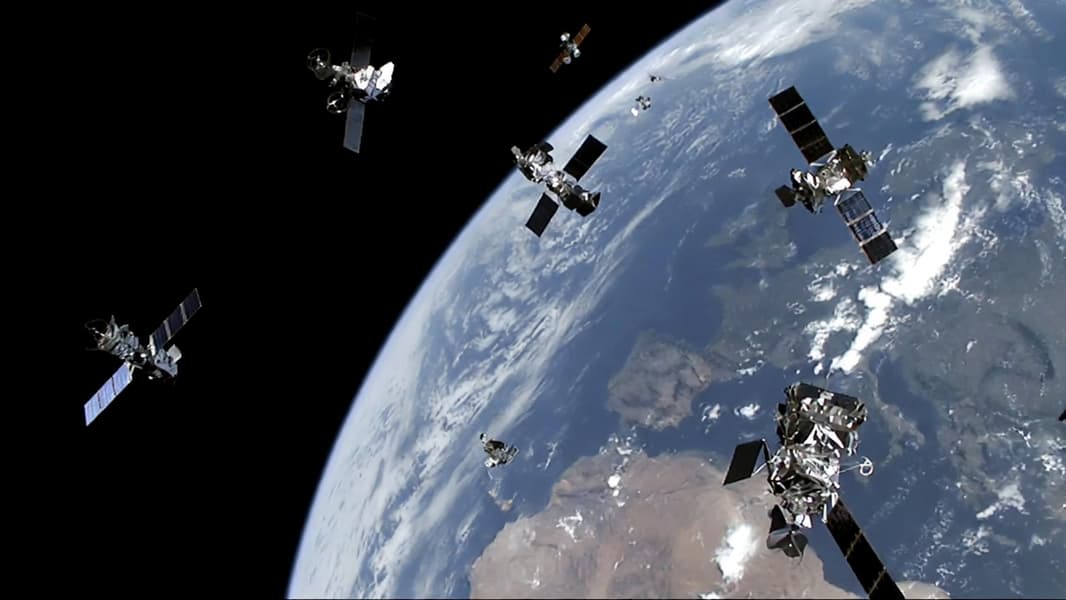 Россия обновит орбитальную группировку: к 2030 году запустят 8 новых спутников связи - 1