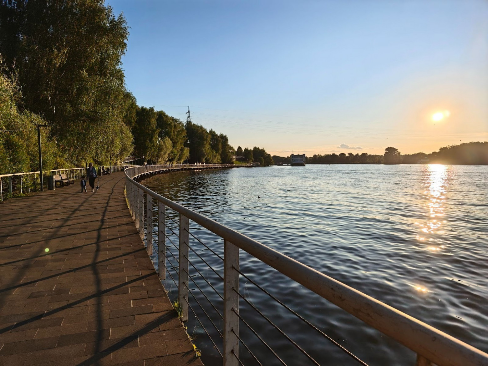 Чаще всего работаю здесь, на набережной рядом с домом