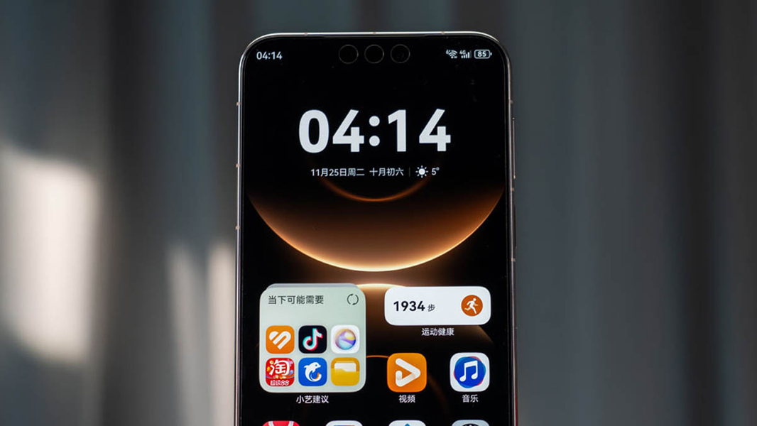 Новый суперхит: продано уже 4 млн Huawei Mate 80 — и это только в Китае - 1