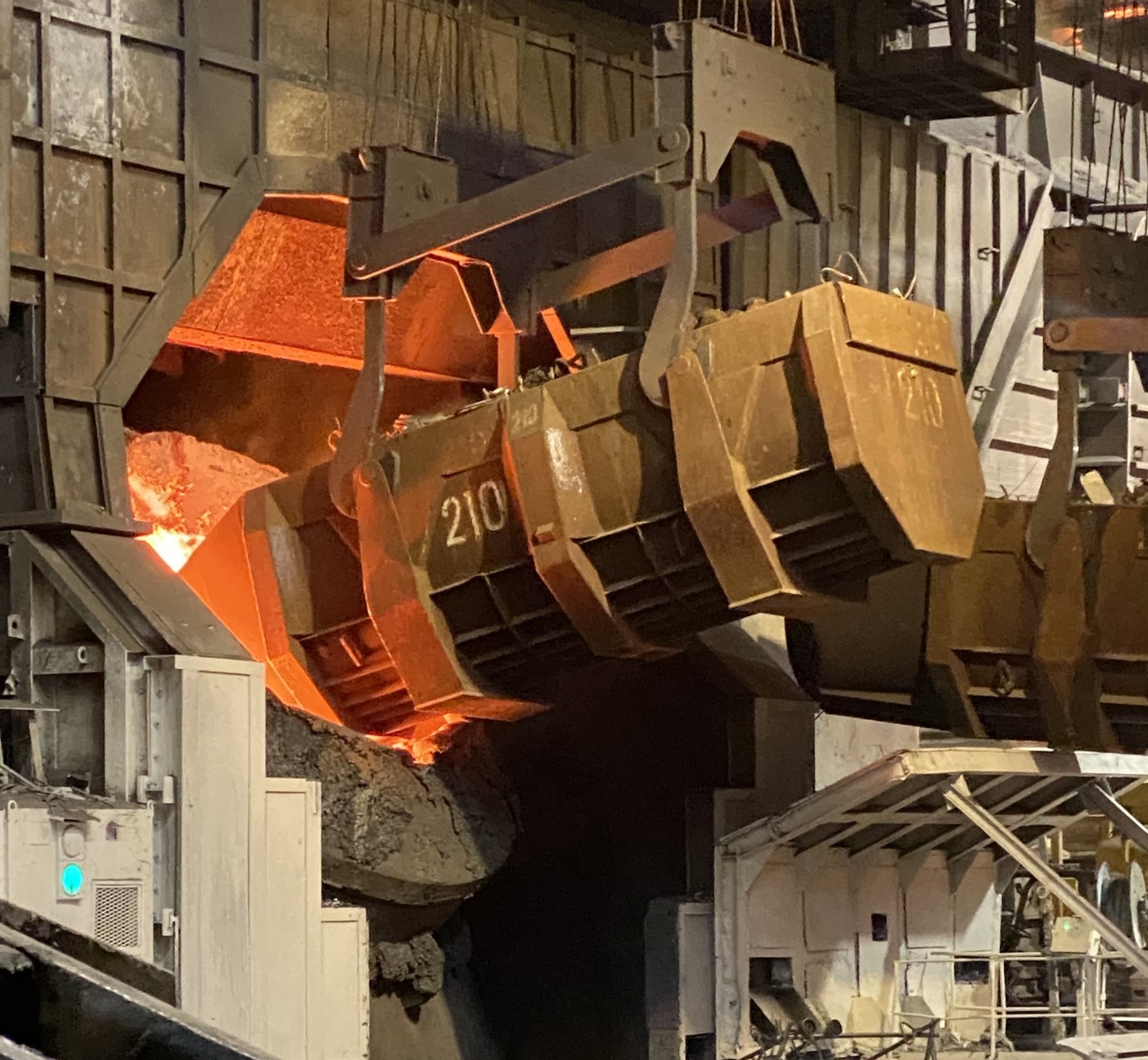 Завалка лома, видно горловину повёрнутого к лотку конвертера