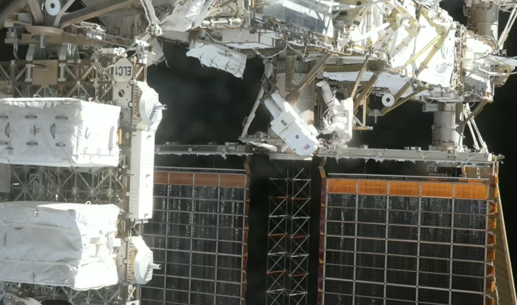 Выход в космос пошёл не по плану: астронавты NASA столкнулись с проблемой на МКС - 1