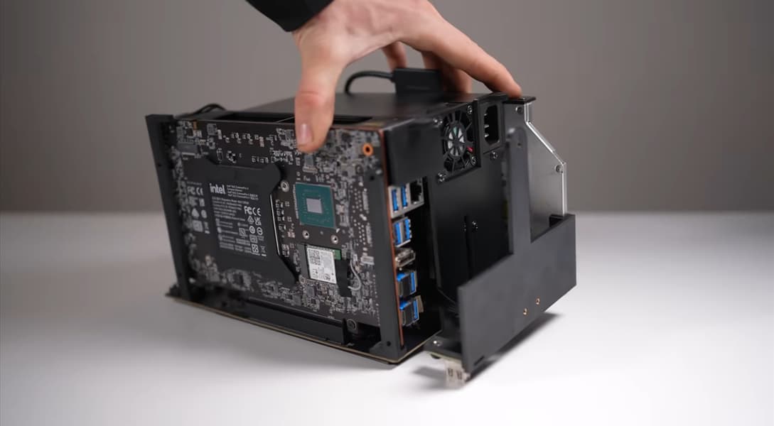 Энтузиаст превратил Xbox Series X в полноценный игровой ПК с Core i7-12700, 32 ГБ памяти и GeForce RTX 5060 - 4