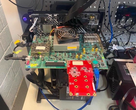 Вот так выглядит наш реальный стенд. SSD-накопитель установлен на нижней стороне на плате расширения