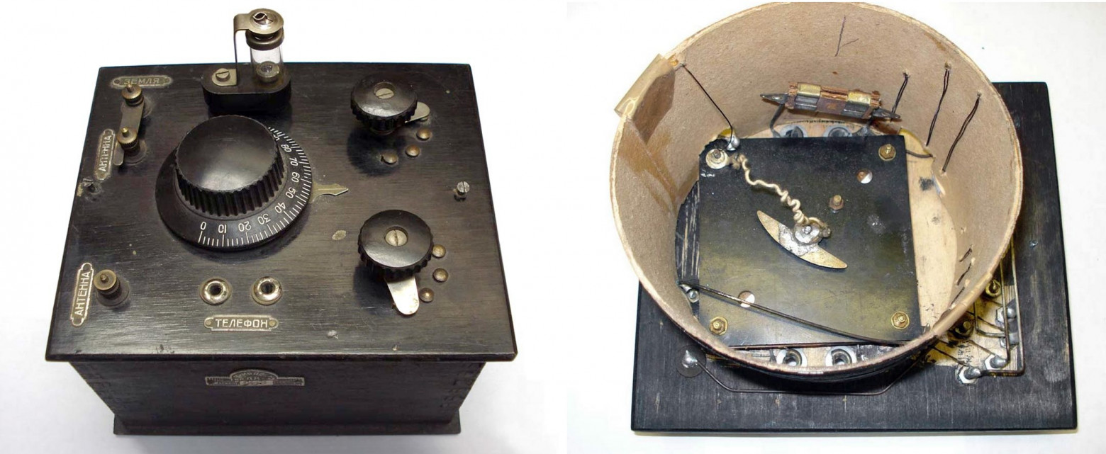 Фото 1.4. Детекторный приёмник «ДХ-2», московского завода «Химрадио», вторая половина 1920-х. Грубая настройка выполнялась ступенчатым переключением витков катушки, плавная — конденсатором переменной ёмкости. Все элементы смонтированы на обратной стороне верхней деревянной панели, катушка намотана на большом картонном каркасе, внутри неё — КПЕ. Воткнутый выше ручки настройки детектор разукомплектован — не имеет нескольких деталей. Не считая ручек и выполненных с любовью и тщанием шильдиков, исполнение можно принять как характерное и для подобных любительских конструкций