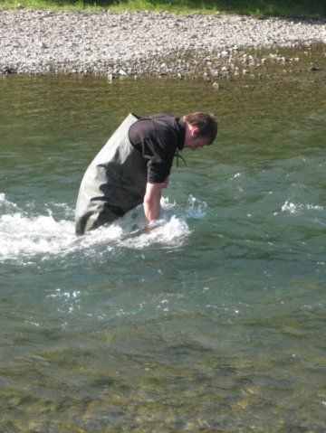 Автор поста измеряет скорость потока гидрометрической вертушкой