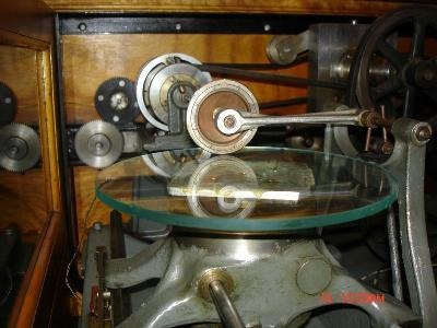 Оригинальный интегратор с колесом и диском из дифференциального анализатора Буша, выставленный в музее Массачусетского технологического института Оригинальный интегратор с колесом и диском из дифференциального анализатора Буша, выставленный в музее Массачусетского технологического института