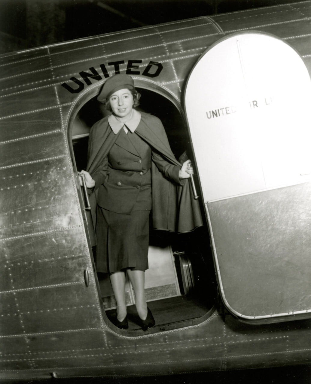 Эллен Черч. Она лично поможет вам с размещением ручной клади