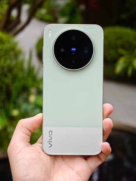 Камера Zeiss 200, 50 и 50 Мп, 7100 мАч, 90 Вт, IP69. Появились живые фото Vivo X300s - 1