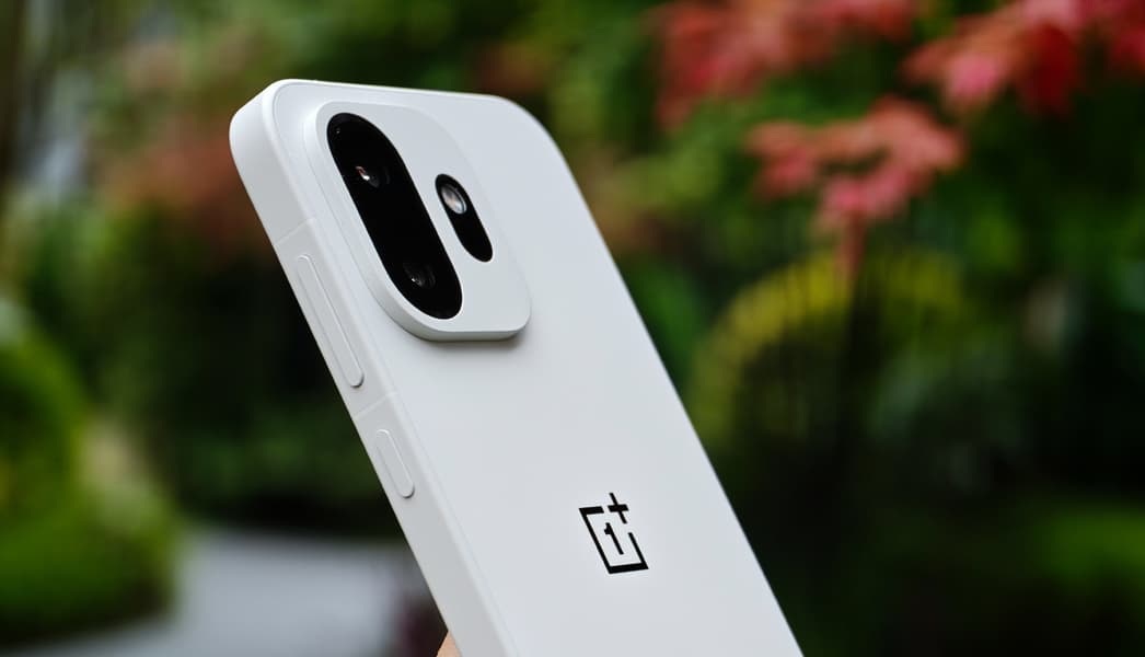 OnePlus 15T вызвал споры: глава компании заявил, что цена компактного флагмана вскоре станет понятнее покупателям - 1 OnePlus 15T вызвал споры: глава компании заявил, что цена компактного флагмана вскоре станет понятнее покупателям - 1