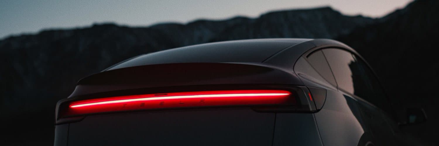 Tesla сама сдала назад на перекрёстке: новая версия автопилота ведёт себя почти как человек - 1 Tesla сама сдала назад на перекрёстке: новая версия автопилота ведёт себя почти как человек - 1