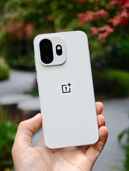 Единственный компактный флагман, экран которого может работать при яркости в 1 нит, с огромным аккумулятором на 7500 мАч. OnePlus 15T показали вживую после анонса - 3