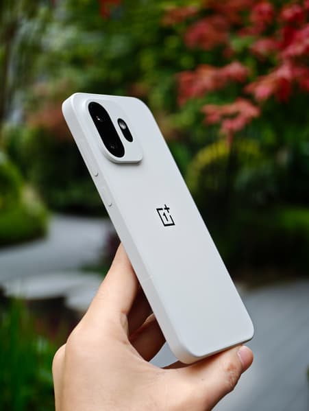 Единственный компактный флагман, экран которого может работать при яркости в 1 нит, с огромным аккумулятором на 7500 мАч. OnePlus 15T показали вживую после анонса - 1