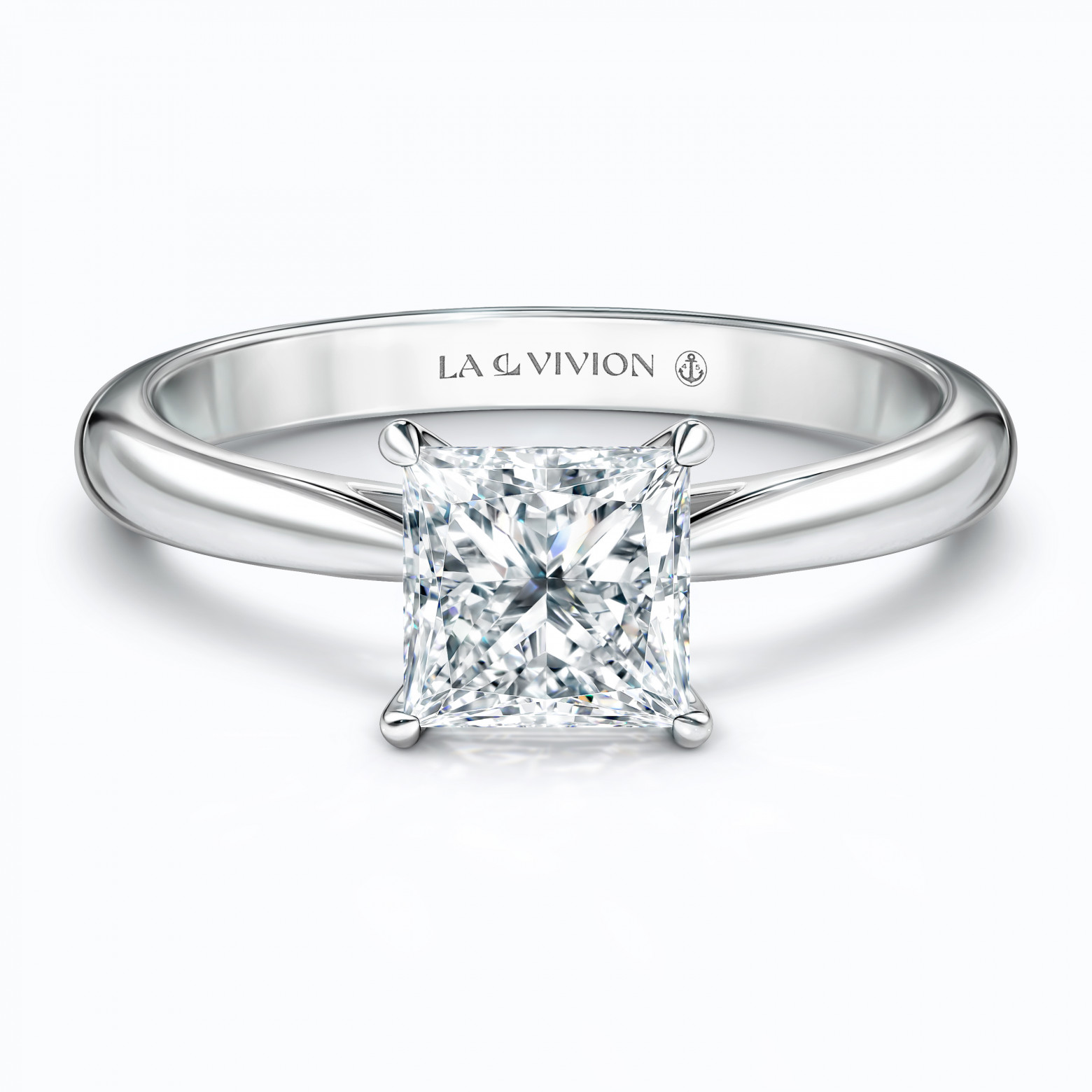 Помолвочное кольцо с бриллиантом огранки «Принцесса». Источник: LA VIVION 