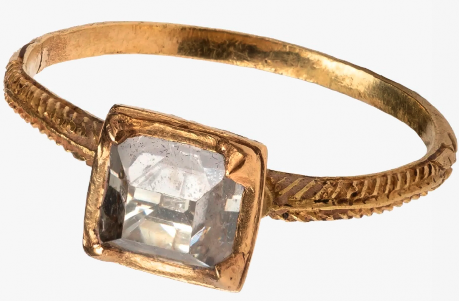 Кольцо с бриллиантом, XVI век. Вершину срезали — получилась площадка (Table cut). Источник: Художественная галерея Les Enluminures в Париже.