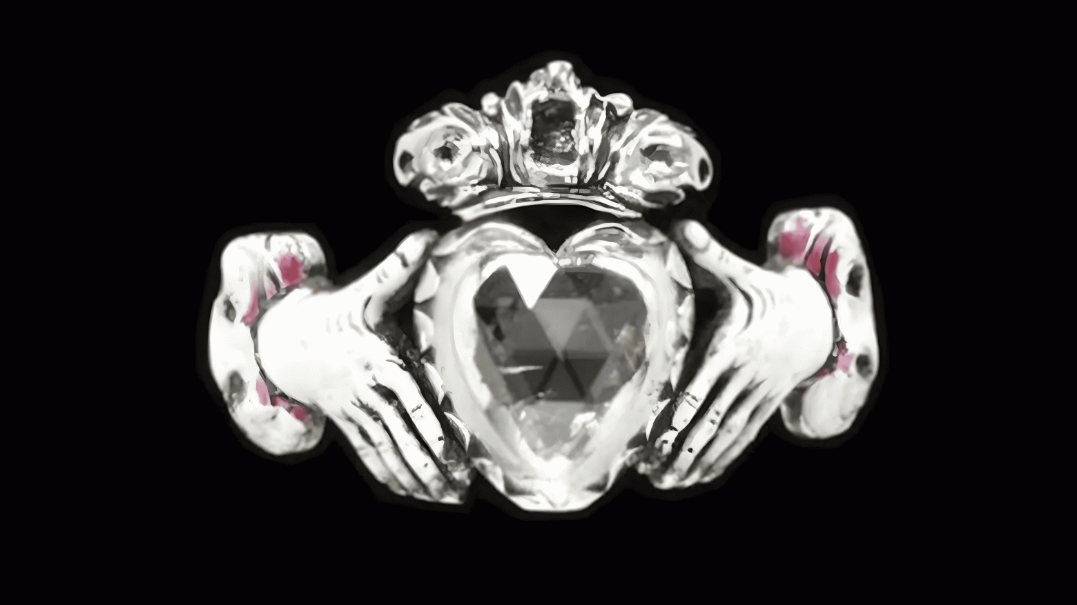 Старинное обручальное кольцо украшено большим бриллиантовым сердцем огранки «роза», зажатым между двумя эмалированными руками. XVIII век. Источник: Музей Виктории и Альберта, Лондон 