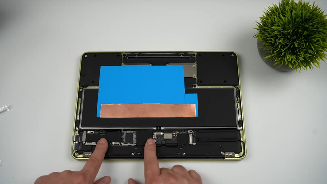 У MacBook Neo чудовищный уровень троттлинга, поэтому модификация системы охлаждения даёт гигантский прирост производительности - 1