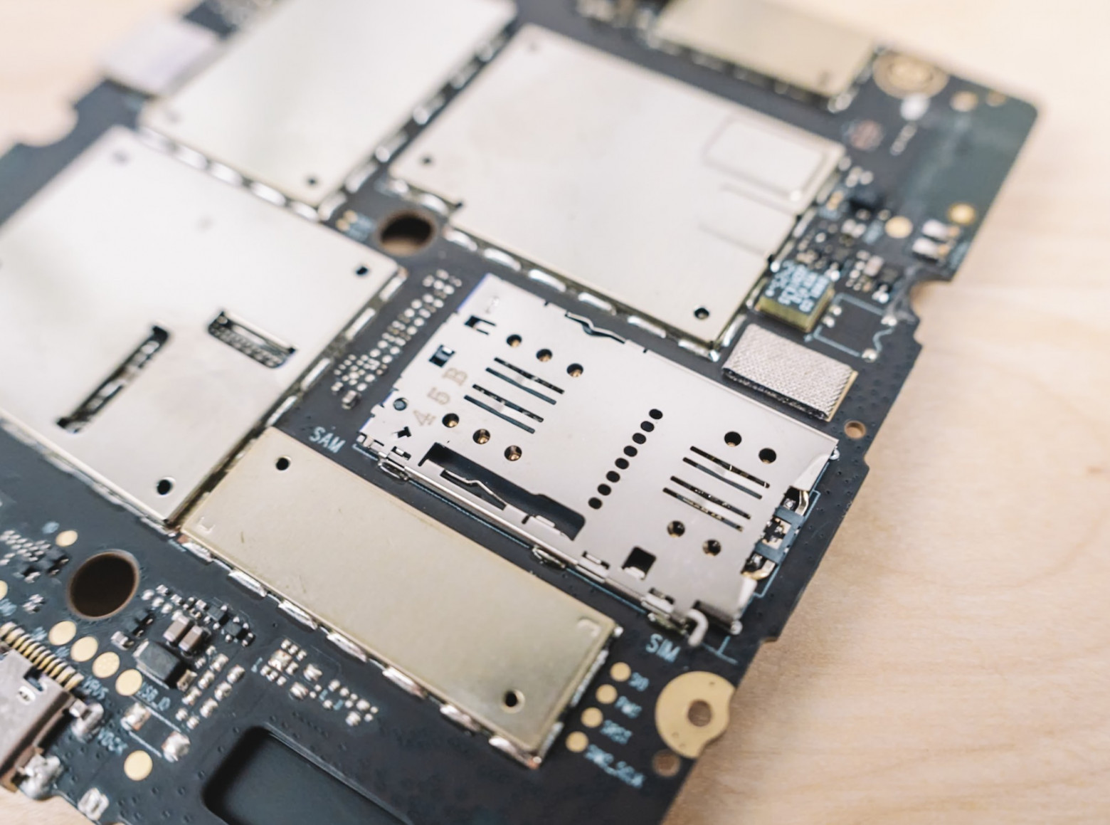 Я вскрыл платёжный терминал «Сбера» — внутри оказалась игровая консоль и телефон - 47