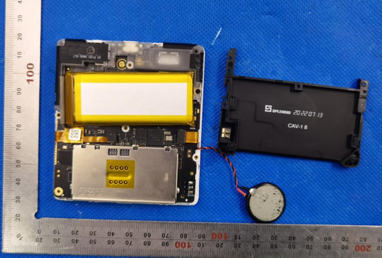 Я вскрыл платёжный терминал «Сбера» — внутри оказалась игровая консоль и телефон - 49