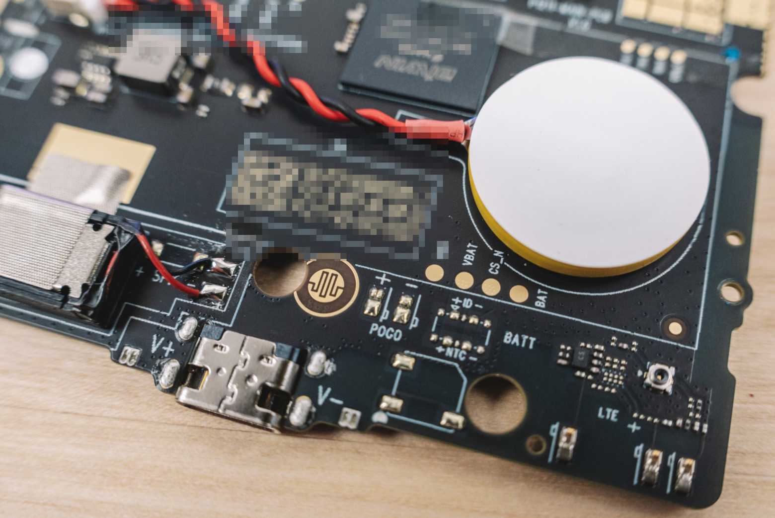 Я вскрыл платёжный терминал «Сбера» — внутри оказалась игровая консоль и телефон - 50