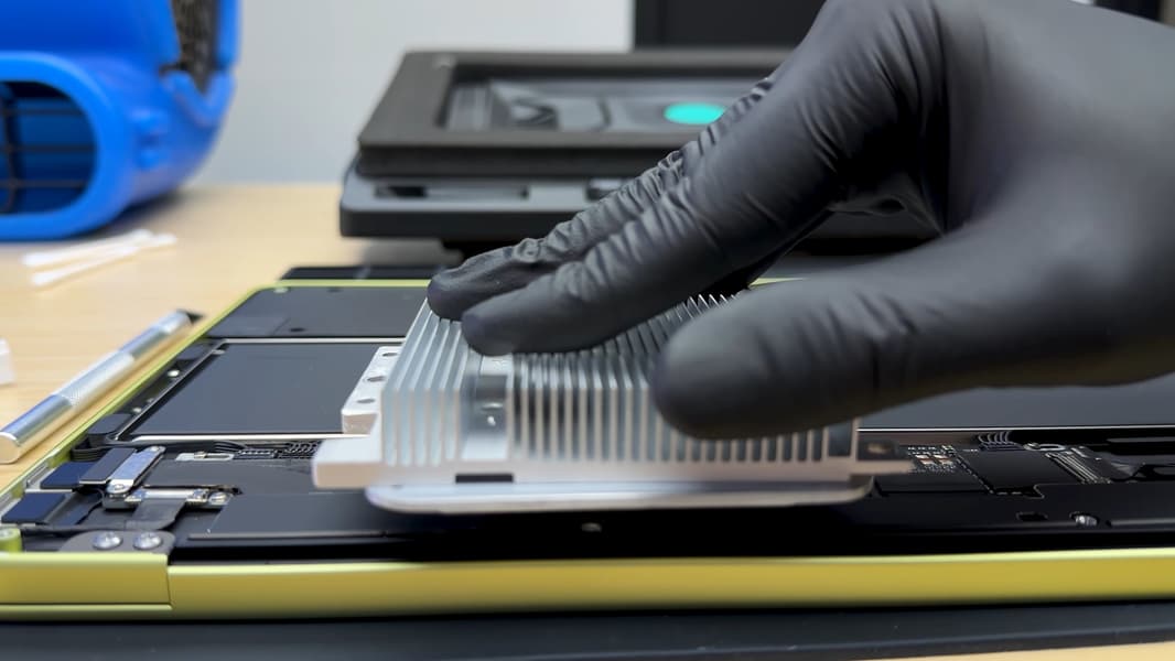 На что способен MacBook Neo, если ему установить массивный радиатор для охлаждения. Эксперимент показывает огромный нераскрытый потенциал - 1 На что способен MacBook Neo, если ему установить массивный радиатор для охлаждения. Эксперимент показывает огромный нераскрытый потенциал - 1