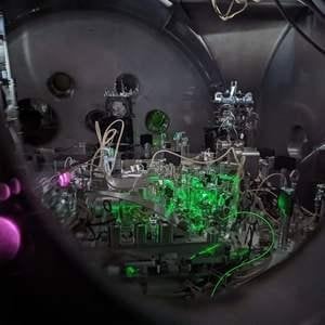 А это вакуумная камера со сжимателем