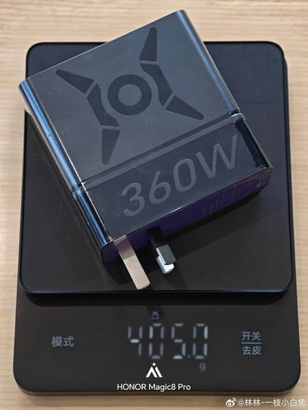 Honor показала очень компактное и лёгкое 360-ваттное зарядное устройство GaN - 1 Honor показала очень компактное и лёгкое 360-ваттное зарядное устройство GaN - 1