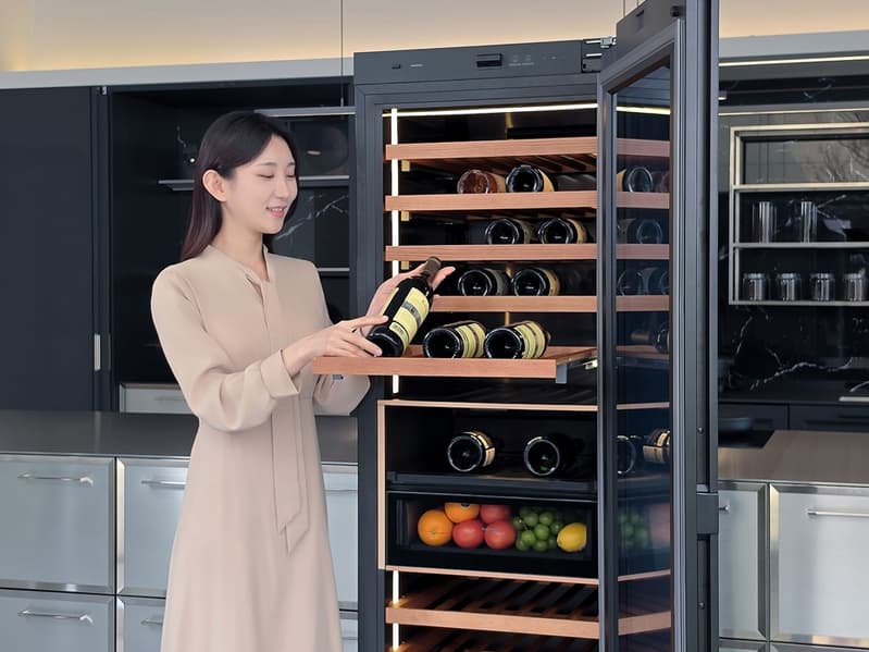Samsung представила холодильник для вина. Внутри место для 101 бутылки и камера с искусственным интеллектом - 1