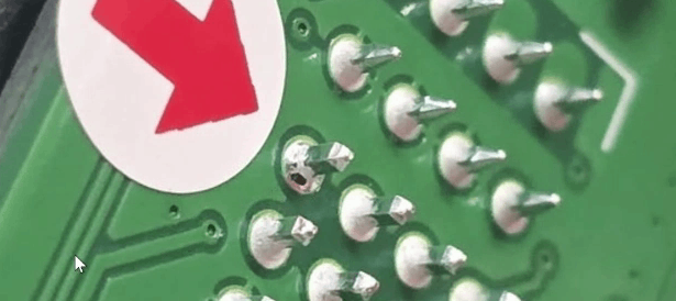 Именно здесь начались проблемы: примерно на каждой десятой плате при пайке этого разъёма внутри соединения образовывались пустоты.