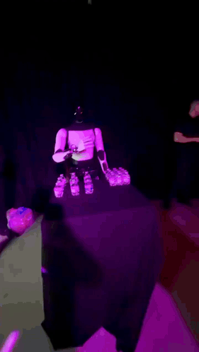 На недавнем показе Tesla произошел небольшой казус. Похоже оператор начал страдать укачиванием и покинул рабочее место сняв VR‑шлем. В журнале мы называем эту технологию chain‑indian‑thinking