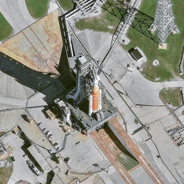 Ракету Artemis 2 перед запуском к Луне показали из космоса с высокой детализацией - 1