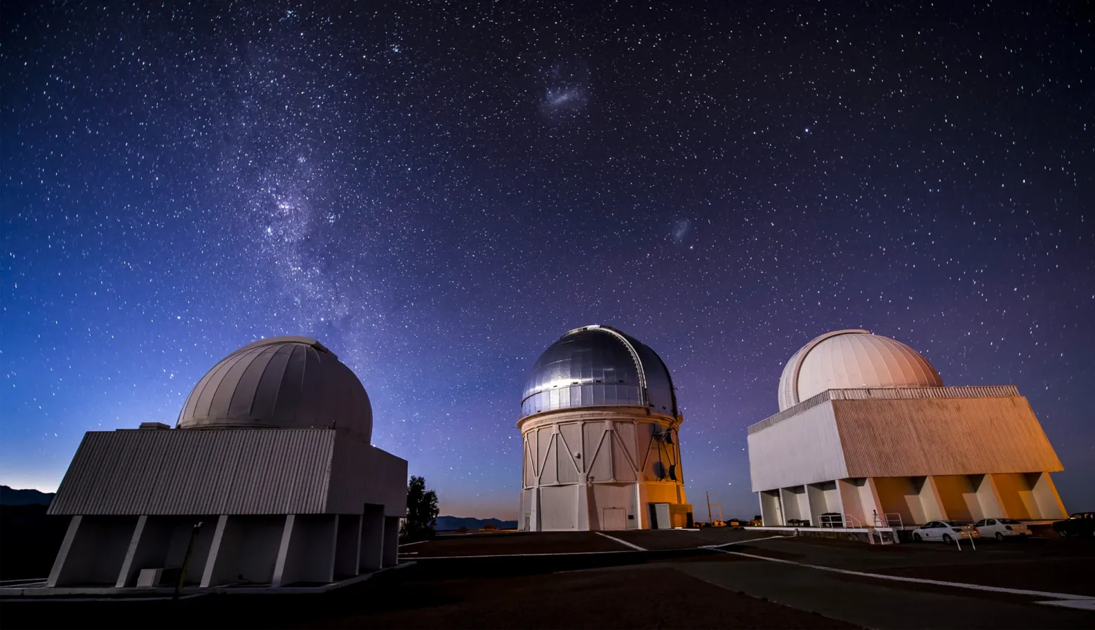 В рамках проекта «Dark Energy Survey» в течение пяти лет велось картографирование южного неба с помощью камеры, установленной на телескопе имени Виктора М. Бланко (в центре) в Чили.