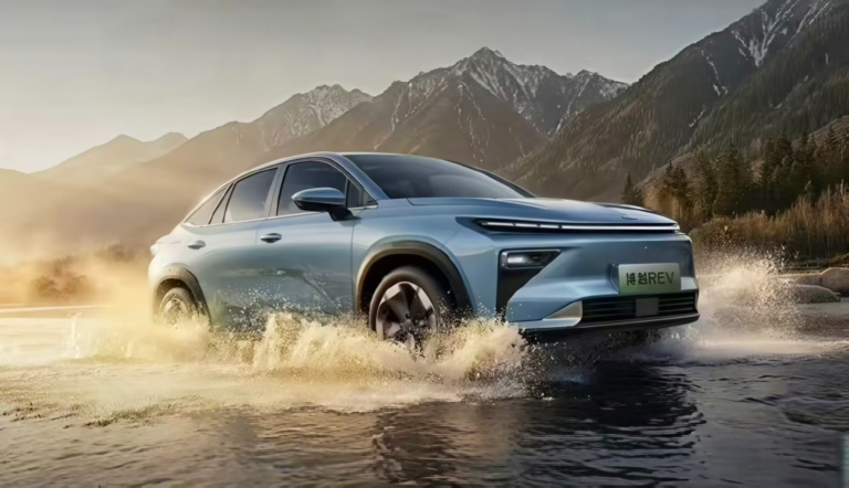 Представлен новый Geely Atlas с запасом хода более 1500 км, который стоит менее 15 000 долларов в Китае - 1 Представлен новый Geely Atlas с запасом хода более 1500 км, который стоит менее 15 000 долларов в Китае - 1