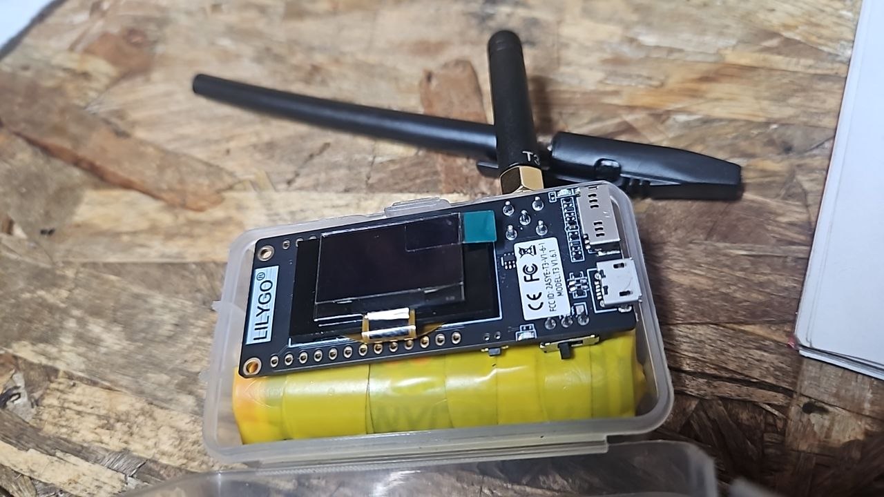 LilyGo T3 (в корпусе из заводской упаковки с 18650 на изоленте)