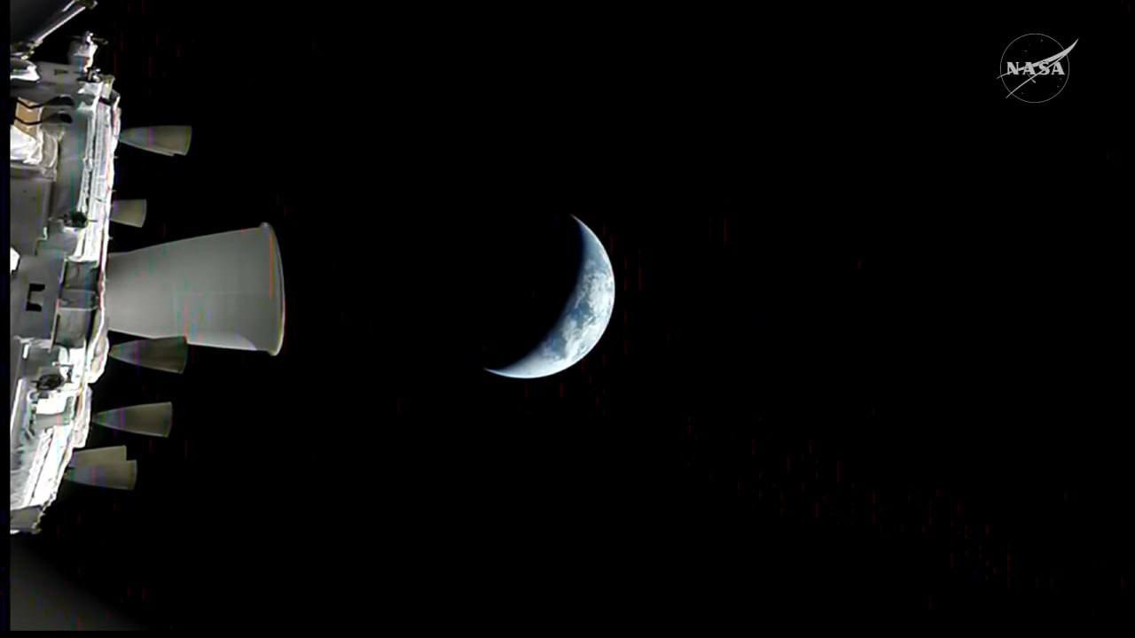 «..Наш крошечный планетарный дом затерян где-то между вечностью и безмерностью пространства. Перед лицом космоса большинство людских дел выглядят незначительными и даже пустячными…» К.Саган