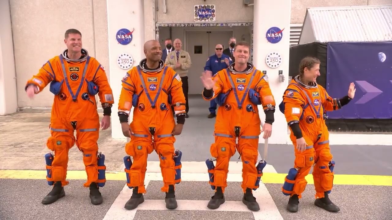 Экипаж перед посадкой в Orion