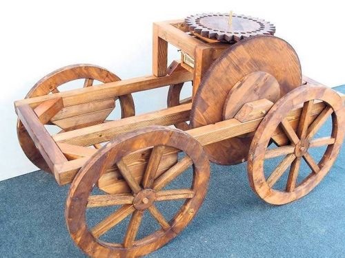 Модель устройства для вычисления пройденного за время поездки пути (одометра), использовавшегося в Римской империи. Через каждую милю в специальную коробку падал камушек. Подсчитав в конце поездки общее количество камней, можно было вычислить стоимость поездки. Взято с сайта www.drive2.ru