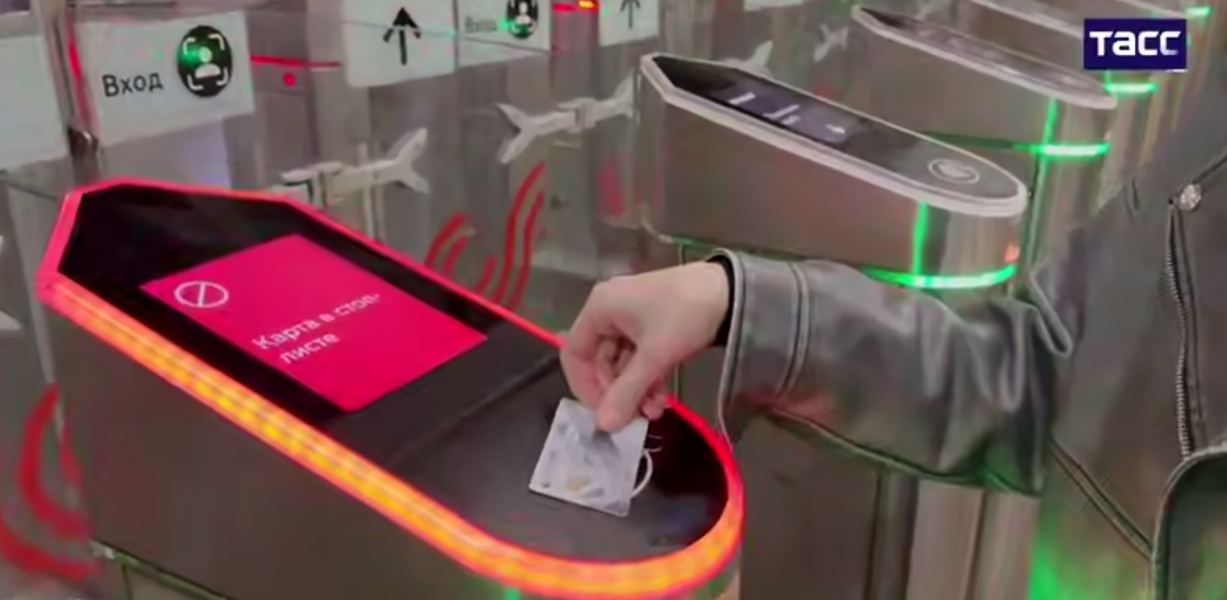 Сбой в метро Москвы. Банковские карты частично не работают, пассажиров пропускают бесплатно - 1 Сбой в метро Москвы. Банковские карты частично не работают, пассажиров пропускают бесплатно - 1