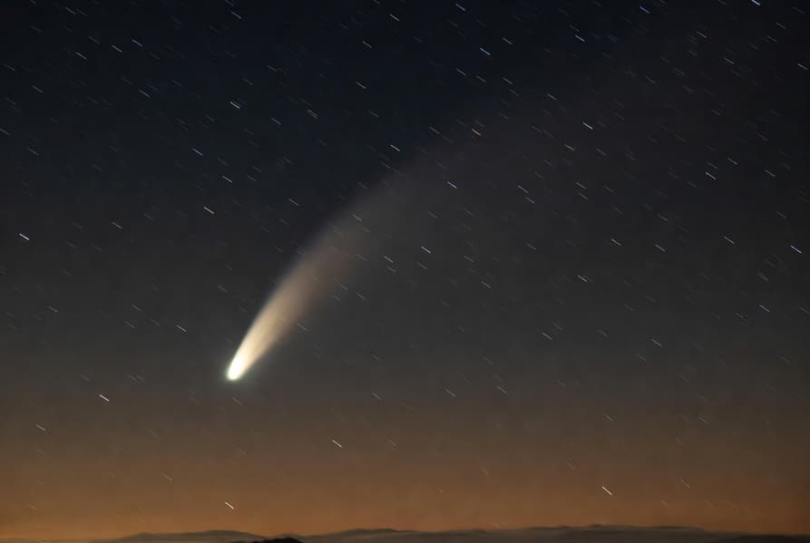 Комета стремительно распадается перед столкновением с Солнцем. Её судьба до сих пор непонятна - 1