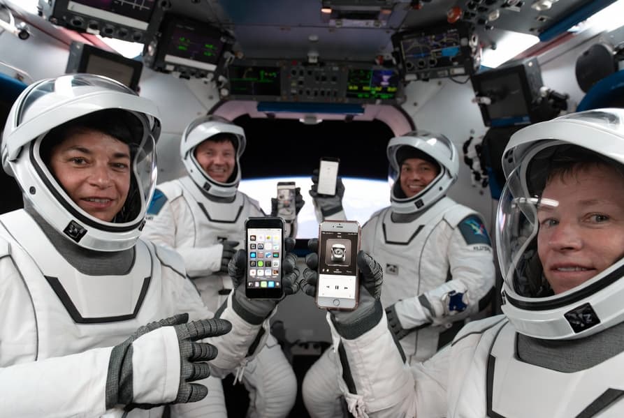 На космическом корабле Orion к Луне действительно полетело четыре iPhone 17 Pro Max. NASA испытывало их, прежде чем допустить к полёту - 1 На космическом корабле Orion к Луне действительно полетело четыре iPhone 17 Pro Max. NASA испытывало их, прежде чем допустить к полёту - 1