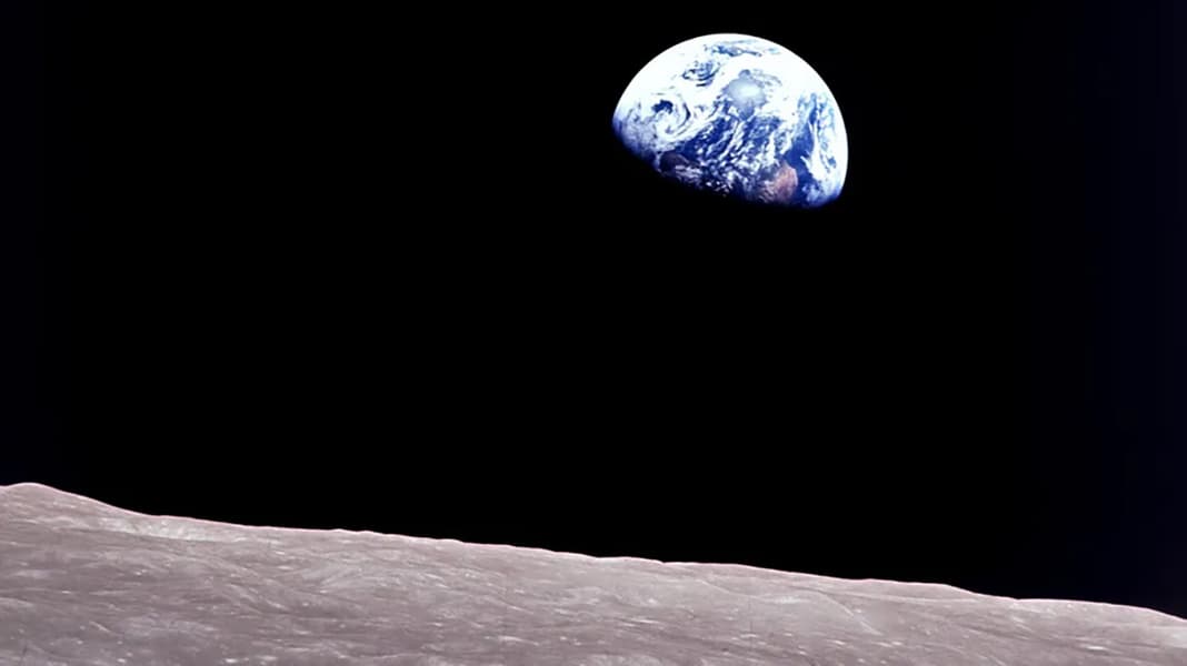 Летящие к Луне астронавты миссии Artemis 2 попытаются повторить легендарный снимок «Восход Земли» - 1