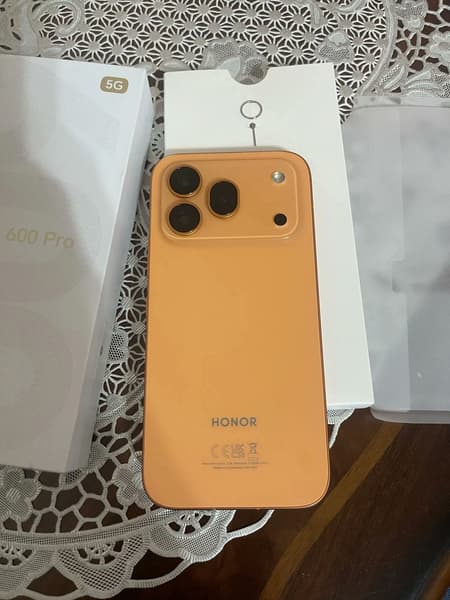 Появились первые живые фото работающего смартфона Honor 600 Pro, который похож на iPhone 17 Pro - 1