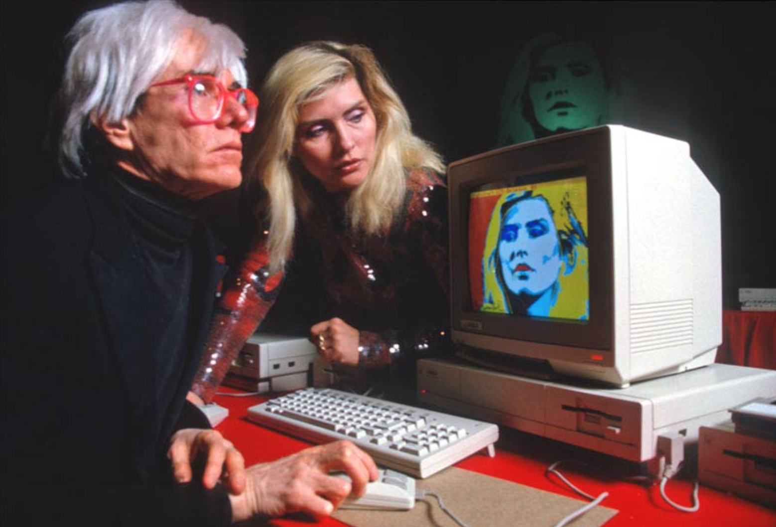 Энди Уорхол и Дебби Харри на презентации компьютера Amiga, 1985. Photography by Allan Tannenbaum. 