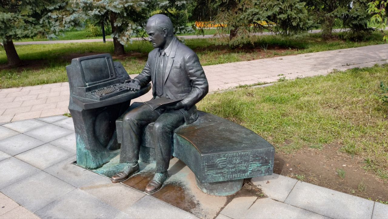 памятник программисту-микрононтроллеров