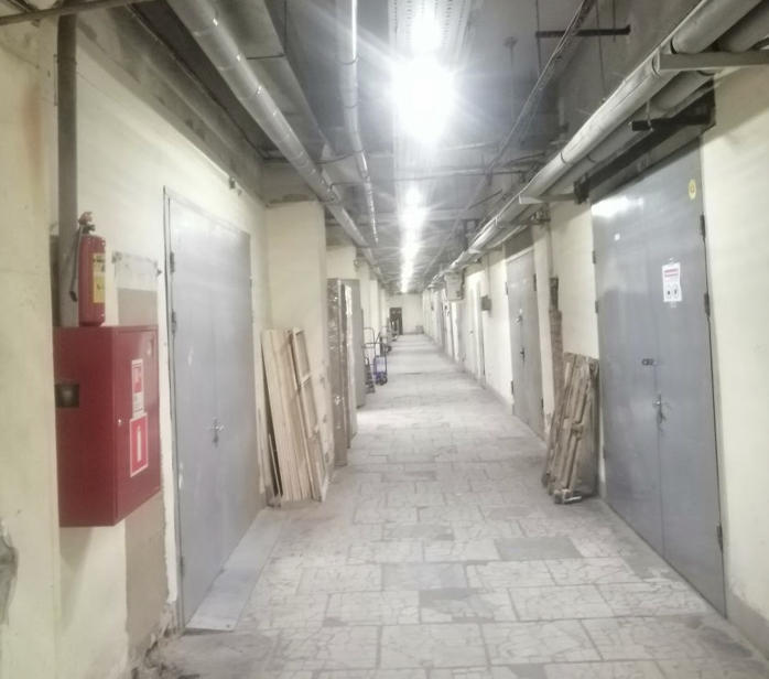 по пути на работу программиста-микроконтроллеров приходится каждый день ходить примерно по таким коридорам