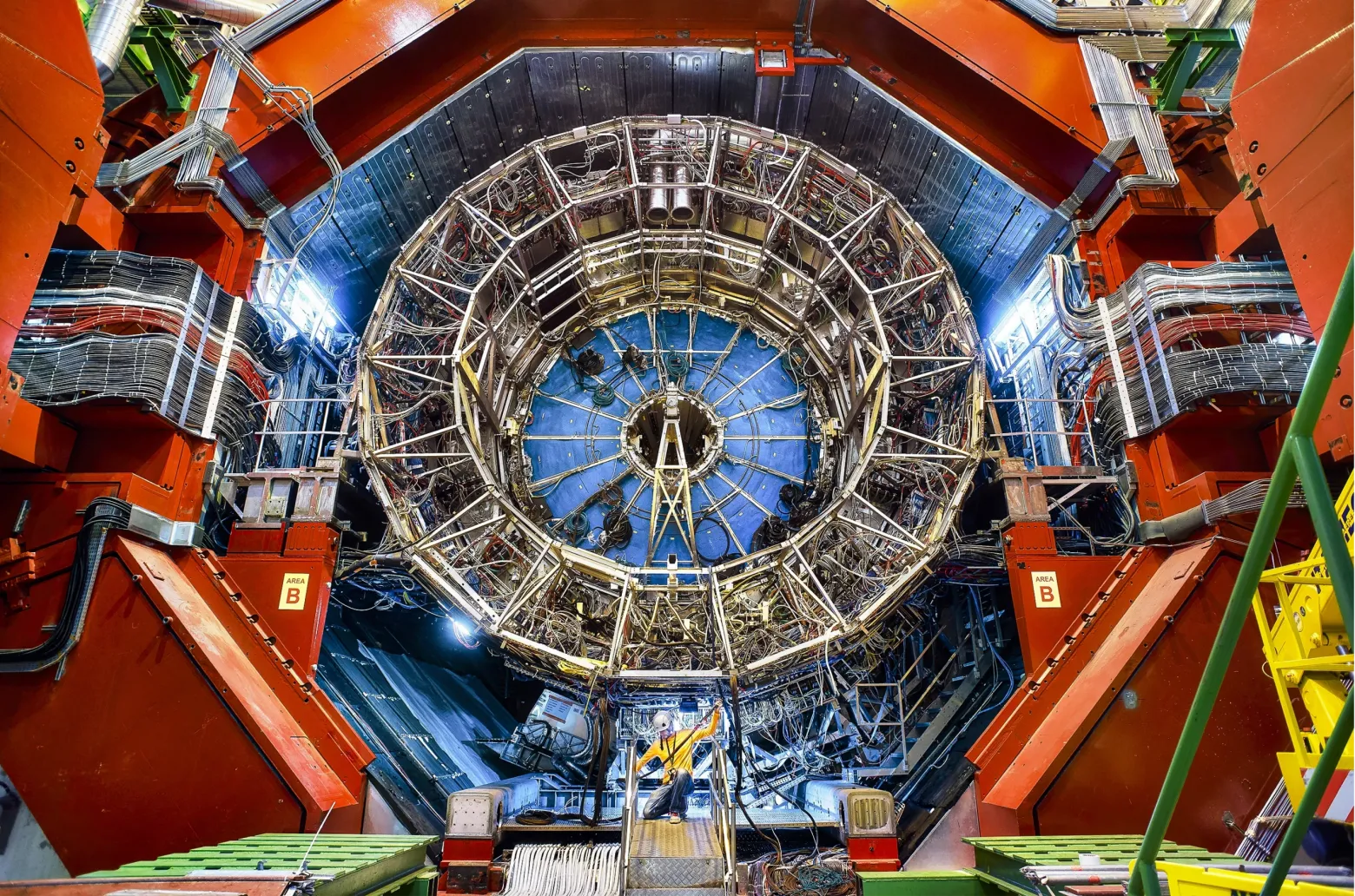 Детектор ALICE (A Large Ion Collider Experiment) на Большом Адронном Коллайдере был разработан для изучения кварк-глюонной плазмы. 